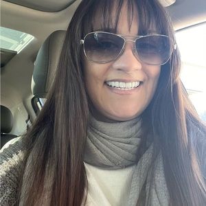 Meet your Posher, Valerie aka @affordpink name brand items at great prices